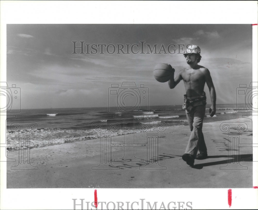 1986 Press Photo Armando Gardenas dribbles basketball at Seawall Blvd, Galveston - Historic Images