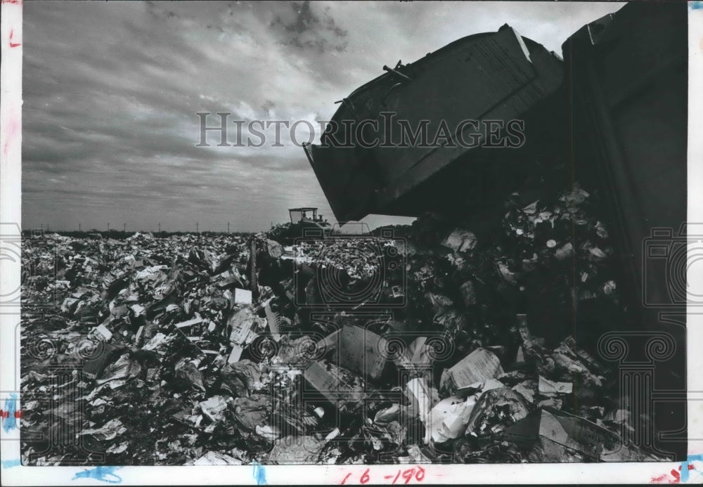 1966 Press Photo Photo Equipment Moving Garbage At Dump on Holmes Road, Houston.-Historic Images