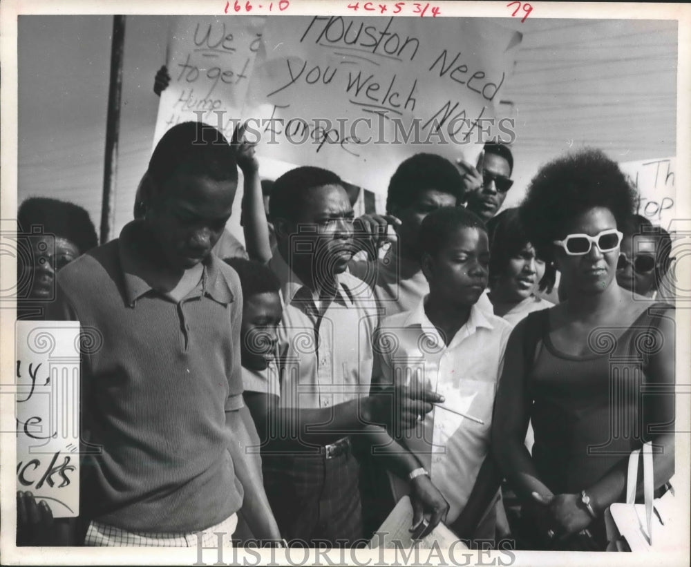 1970 Press Photo Protesters at Houston city dump - hca18787 - Historic Images