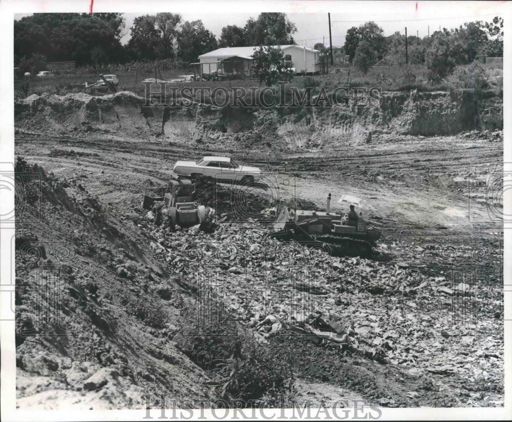 1969 Press Photo Bulldozer and workman at new dump in Pasadena, Texas - Historic Images