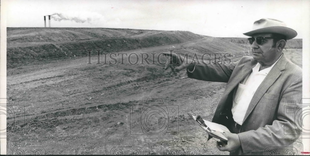 1971 Press Photo Gus Fress surveys Houston city dump - hca18800 - Historic Images