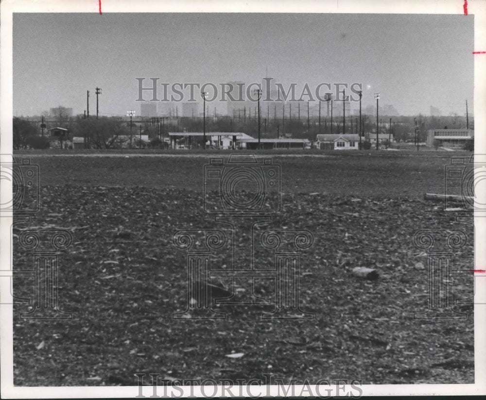 1971 Press Photo Garbage Dump with City skyline in background - hca18812 - Historic Images