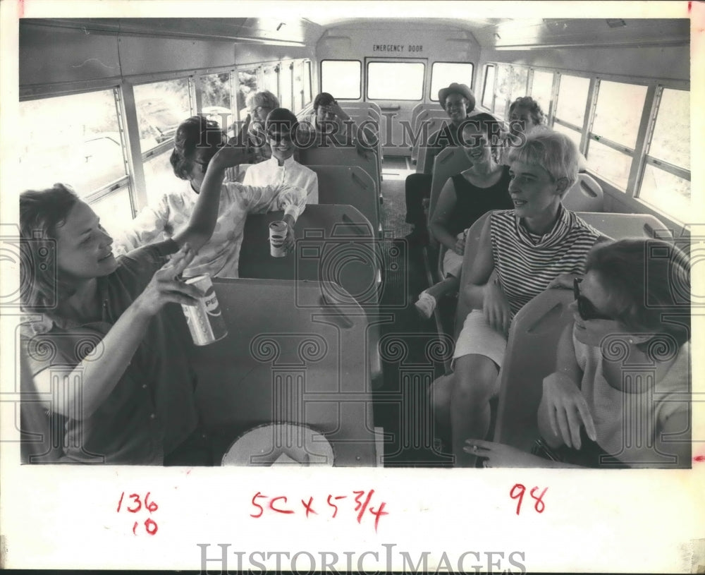 1970 Press Photo Singing protesters in police bus at City Dump, Almeda, Texas - Historic Images