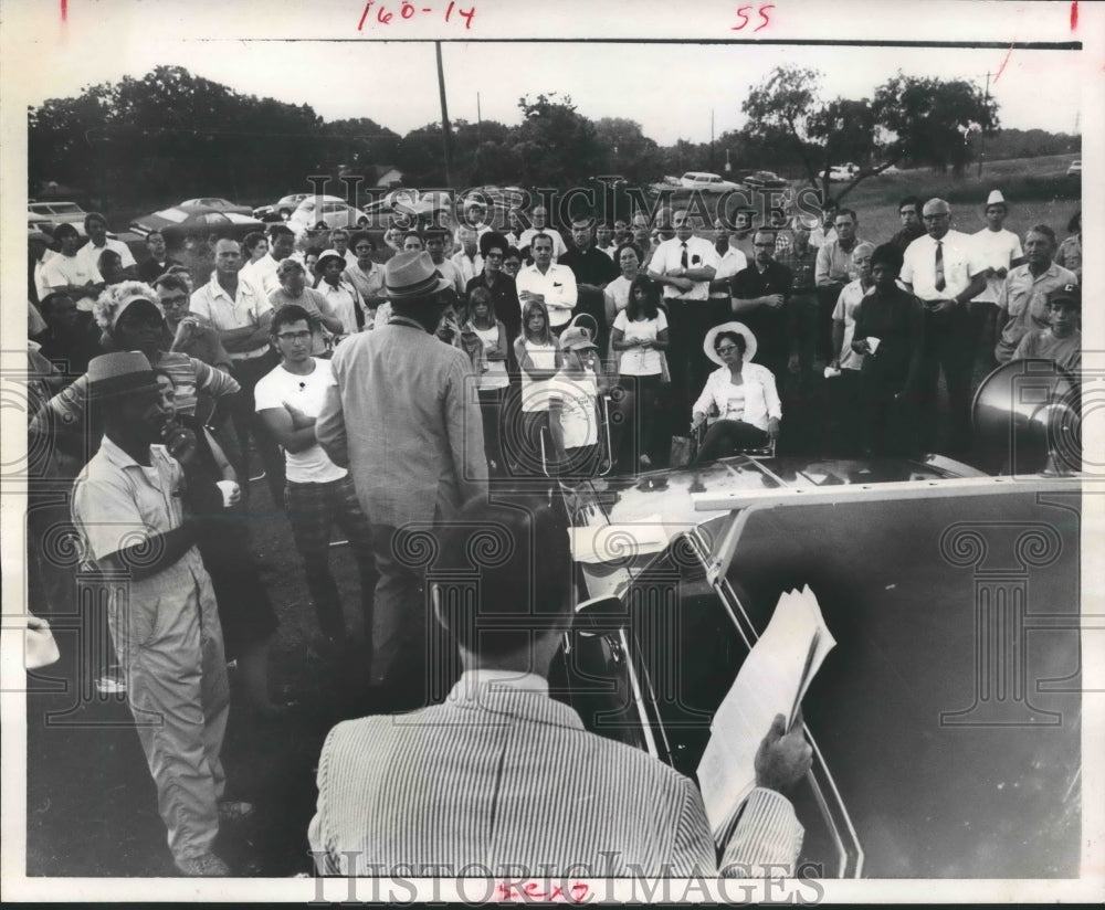 1970 Press Photo Protesters Block access road at Houston city dump Mykawa Rd - Historic Images