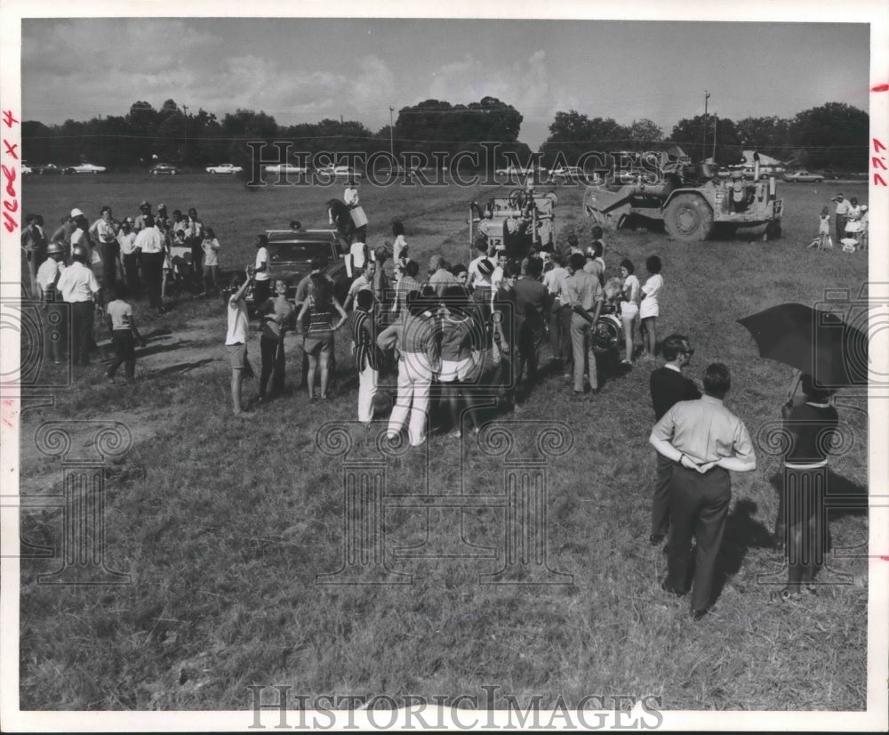 1970 Press Photo Protestors Black earthmovers on road to Houston city dump - Historic Images