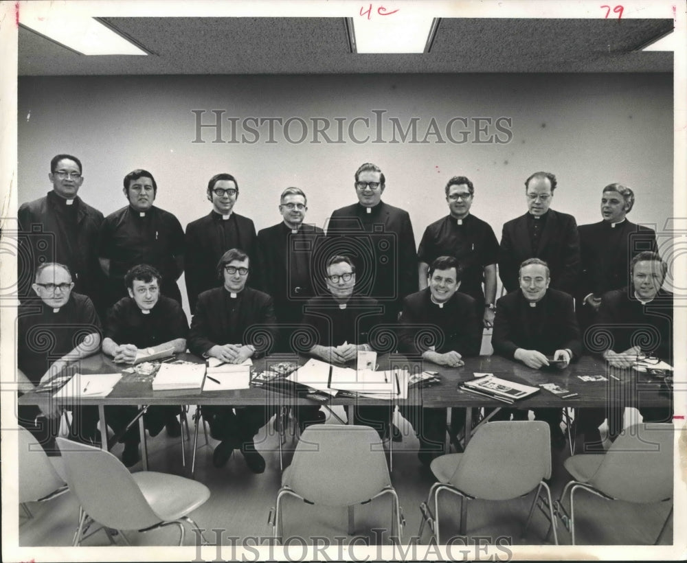 1971 Press Photo Newly elected Catholic priest Senate, Galveston Houston diocese - Historic Images