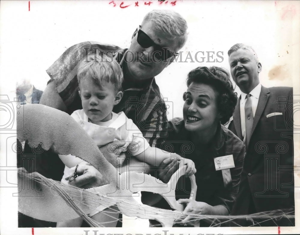 1964 Press Photo Williams Stone family cuts ribbon for new Galveston Causeway - Historic Images