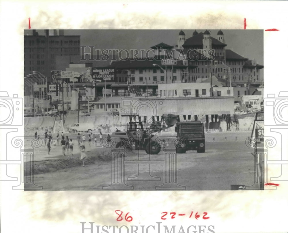 1984 Press Photo Cleanup Crews Bulldoze Oil On Stewart Beach in Galveston, Texas - Historic Images