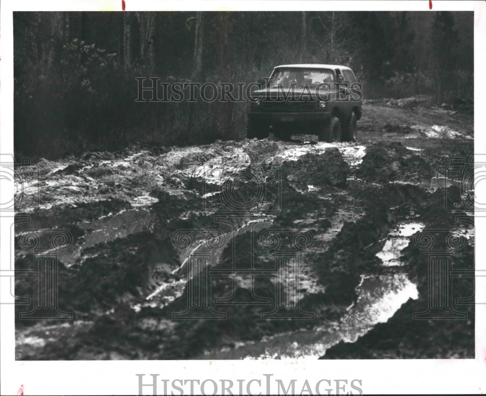 1985 Press Photo Four-Wheel-Drive Vehicle On Rut-Filled Frontier Park Road. - Historic Images