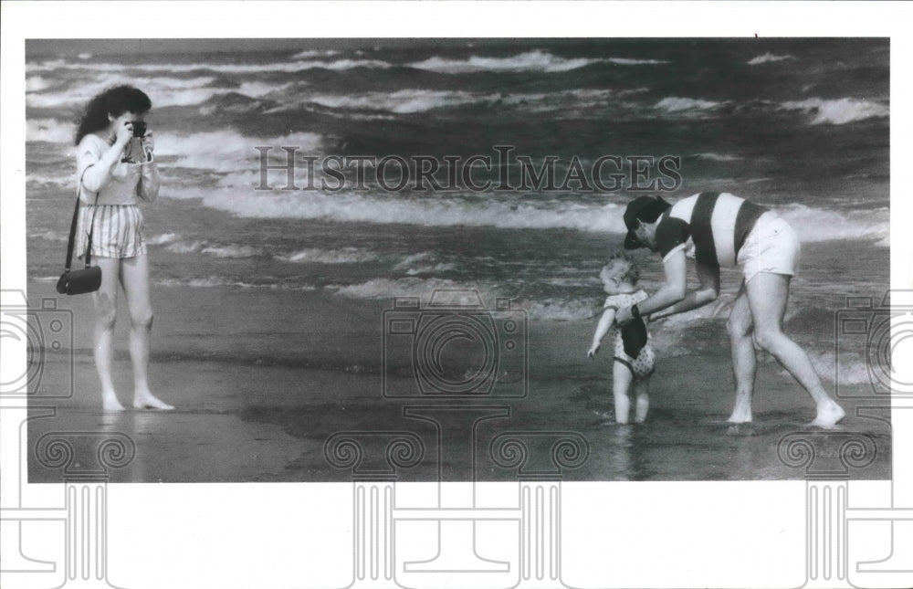 1989 Ann, Robert &amp; John Larkins Play on Galveston Beach in Texas, - Historic Images
