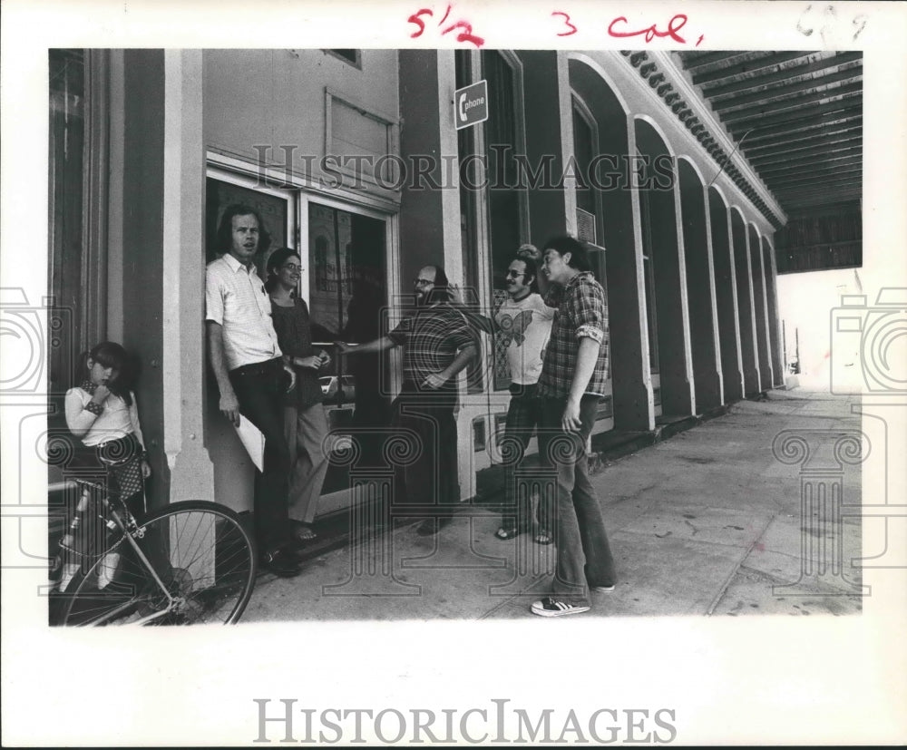 1974 Press Photo Artists Gather Outside the Galveston Arts Center in Texas. - Historic Images