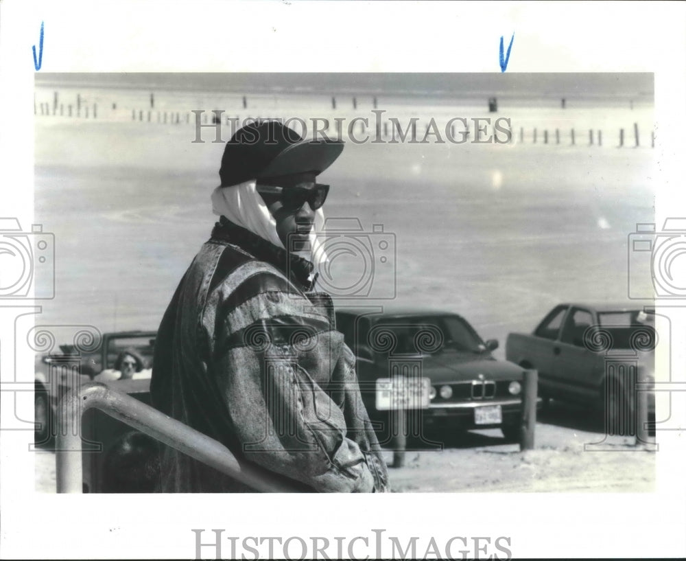 1993 Press Photo Machuria Johnson Volunteering at Galveston Beach in Texas. - Historic Images