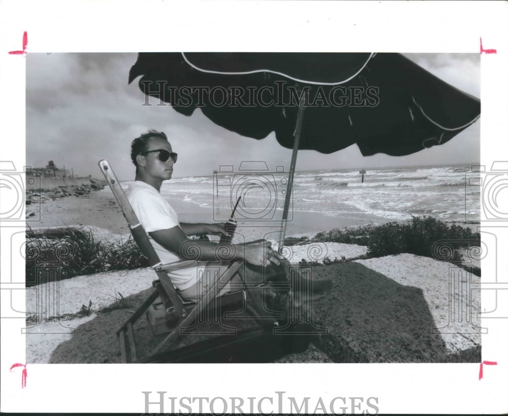 1990 Press Photo Lifeguard Jason Whitmore at 21st Street pier, Galveston, TX - Historic Images