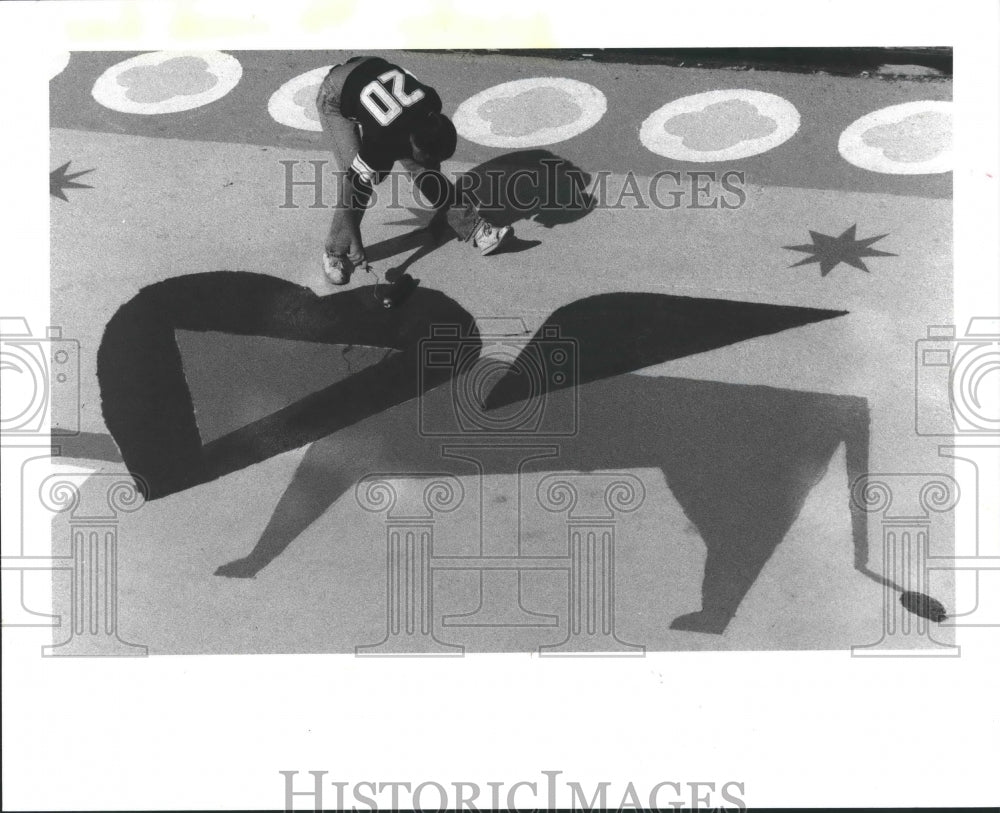 1989 Press Photo Lauriel Adams finishes Street mural, Mardi Gras, Galveston, TX - Historic Images
