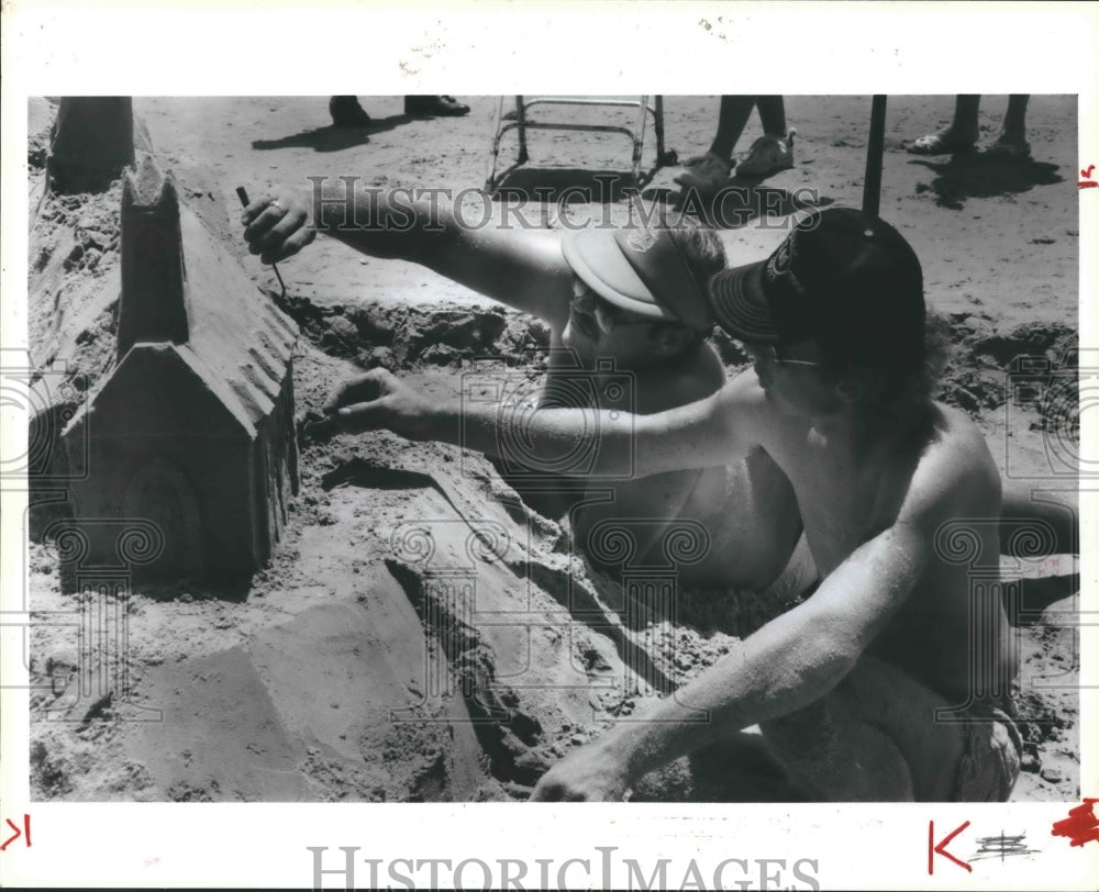 1986 Press Photo Men making sand castles at Galveston festival, Galveston, Texas - Historic Images