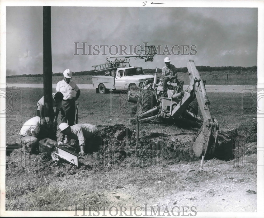 1968 Press Photo General Telephone Co. workers install a new cable at Beach City - Historic Images