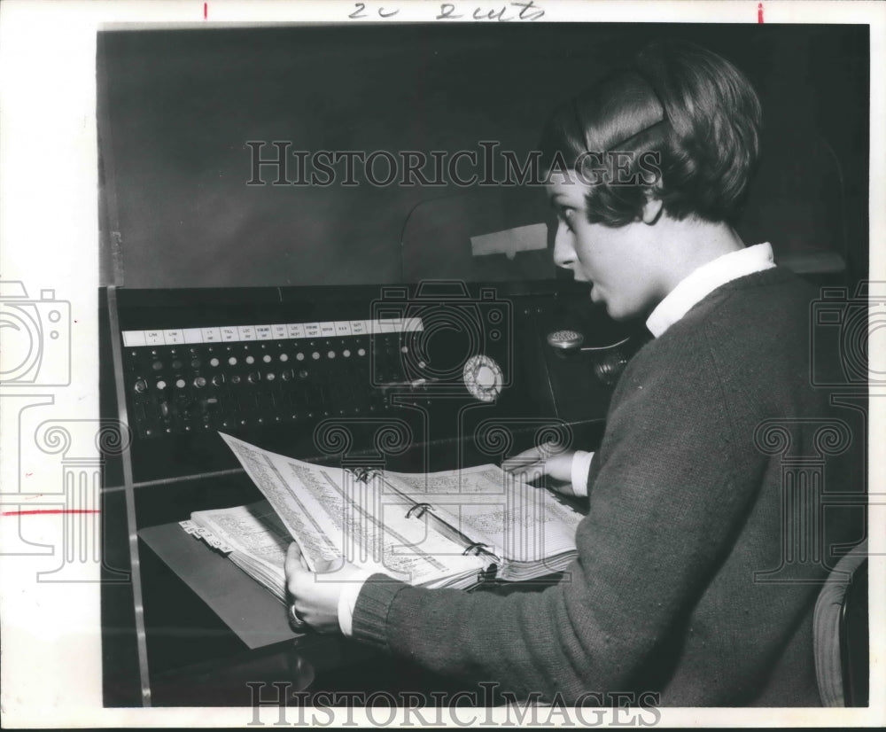 1967 Press Photo Sue Ann Yandell demonstrates touch dialing at General Telephone - Historic Images