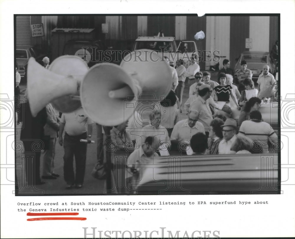 1986 Press Photo Houston crowd listens about Geneva Industries toxic waste dump - Historic Images