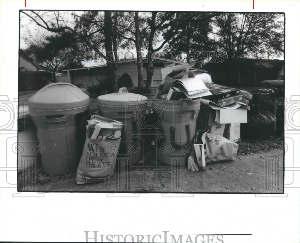 1986 Press Photo Trash piled up in Springwood area neighborhood area of Houston - Historic Images