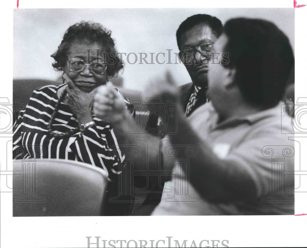 1990 Press Photo Ruby & Mandle Pope Listen To Jerry Guarino, Fourth Ward Houston - Historic Images