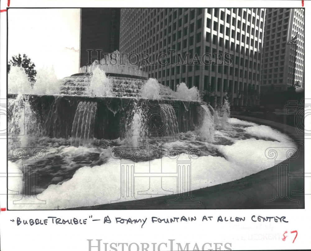 1980 Press Photo Foaming soap suds at fountain at Allen Center, Houston - Historic Images