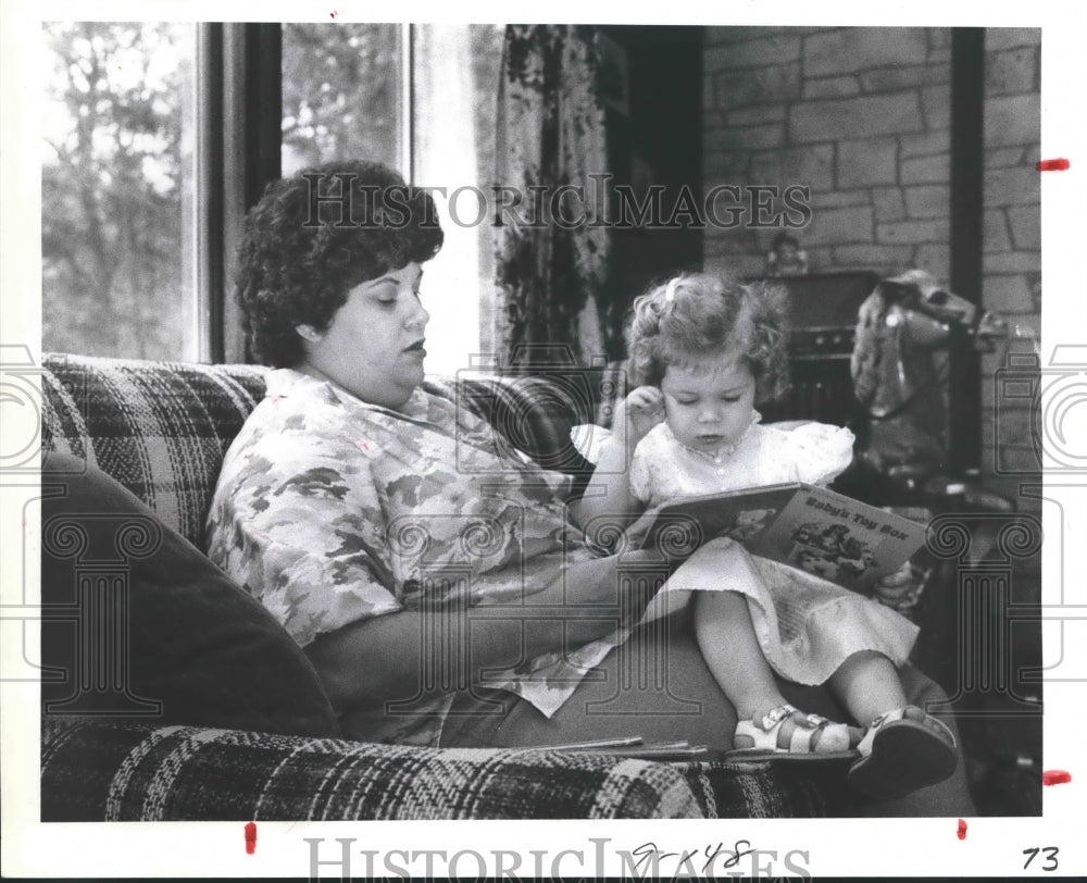 1981 Press Photo Melissa sits with Phyllis Davenport - hca19089 - Historic Images