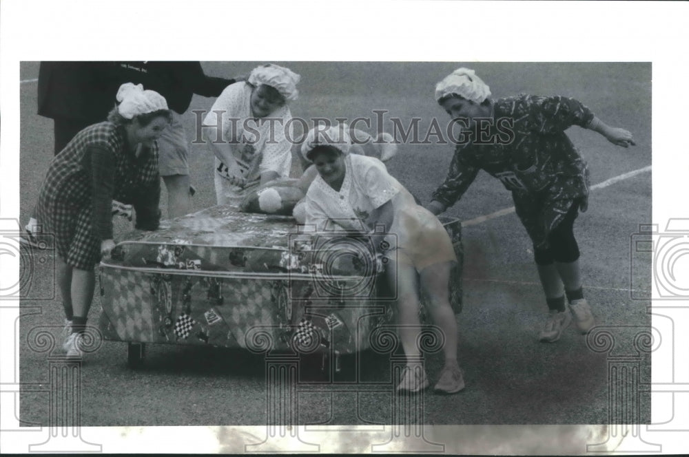 1993 Press Photo Galloping grannies with Gallery Furniture, Houston - hca19118 - Historic Images