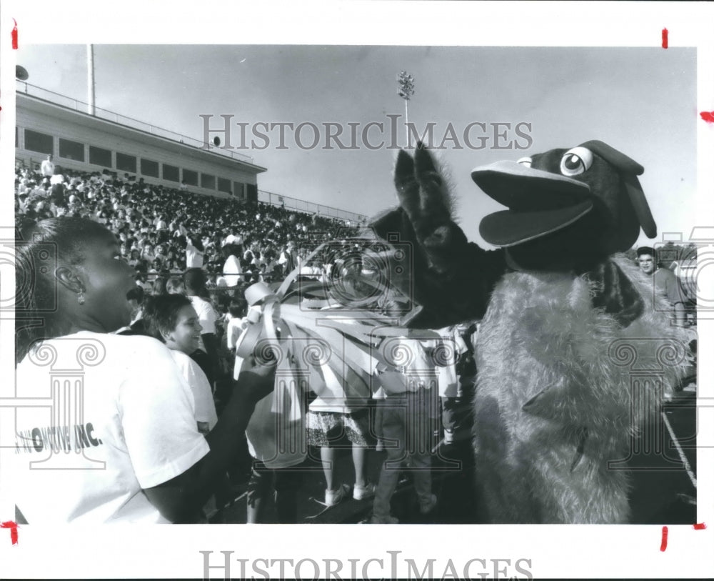 1992 Press Photo Chad the Chicken at rally at Galena Park, Texas School District - Historic Images