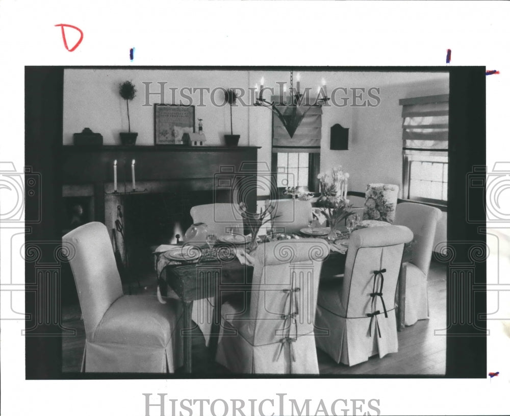 1990 Press Photo Chair Slipcovers are made From Sheets Covering The Furniture. - Historic Images