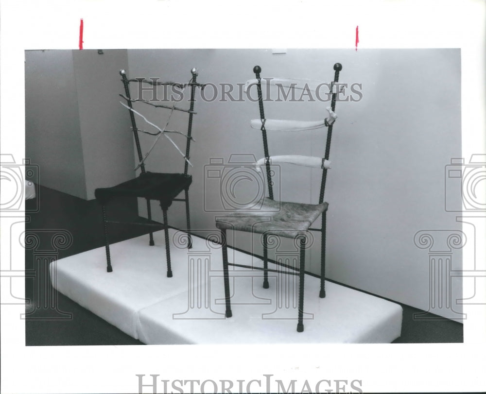 1991 Press Photo Cathy Boswell&#39;s Furniture, Backscratcher &amp; Beef Master Chairs. - Historic Images