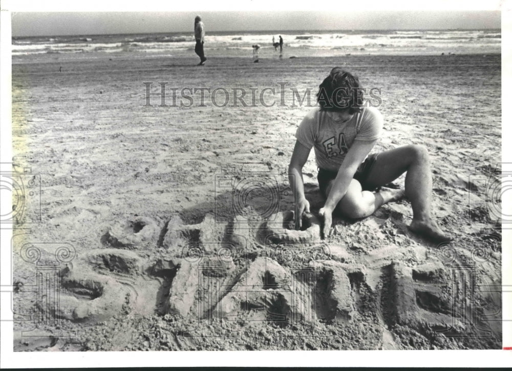 1984 Terry Chapman builds in sand, Stewart Beach, Galveston - Historic Images