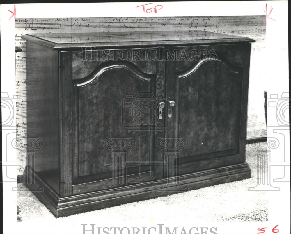 1980 Press Photo Pulaski French Furniture Cabinet For Stereo Equipment & TV. - Historic Images