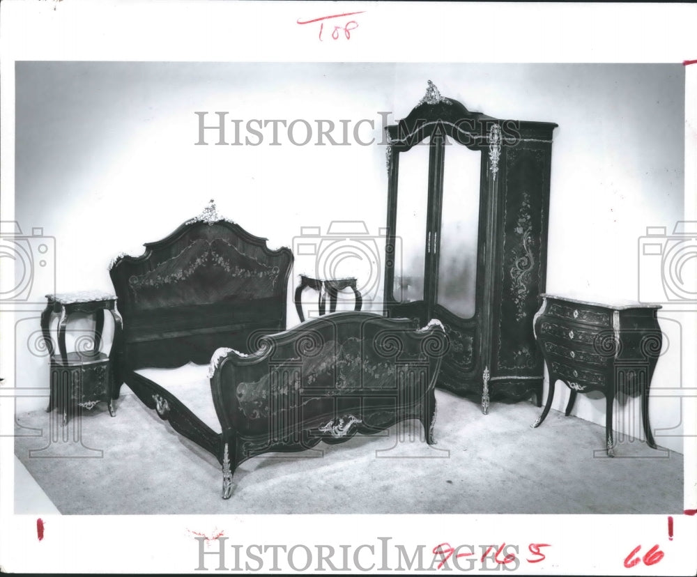 1981 Press Photo Dorothy Dix Five-Piece Victorian Bedroom Furniture Suite. - Historic Images