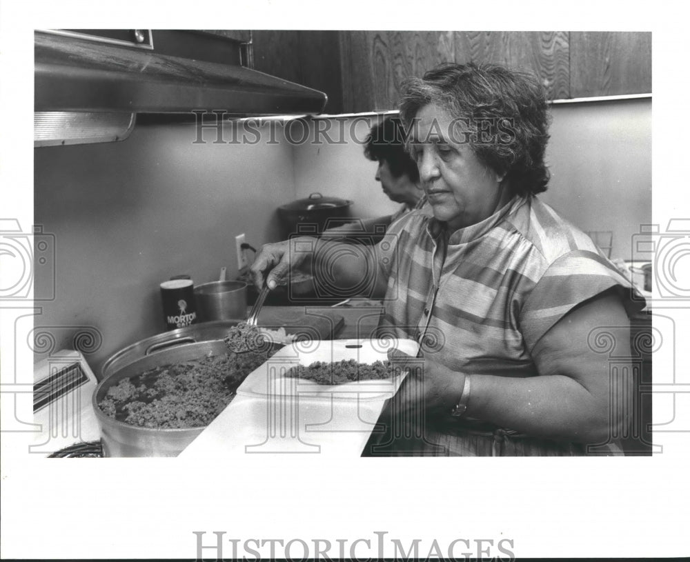 1985 Press Photo Women Serving Food, - hca19201 - Historic Images