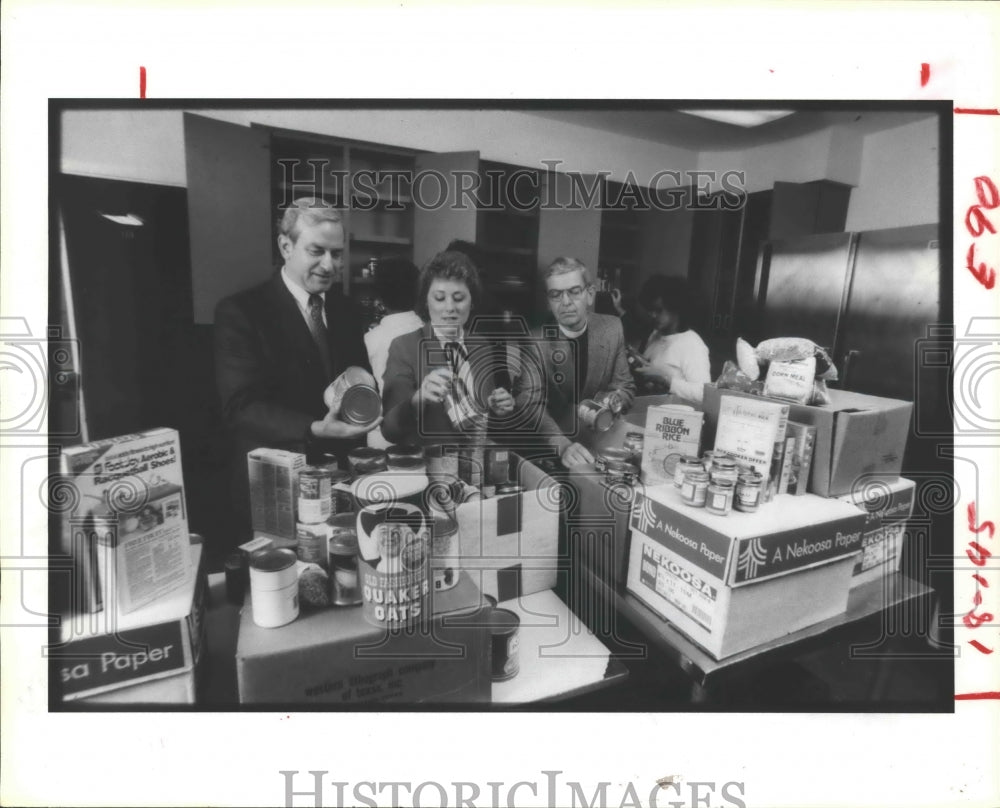1985 Press Photo J, Hugh Roff, Rita Rindlar & Rev James Tucker at Food Pantry. - Historic Images