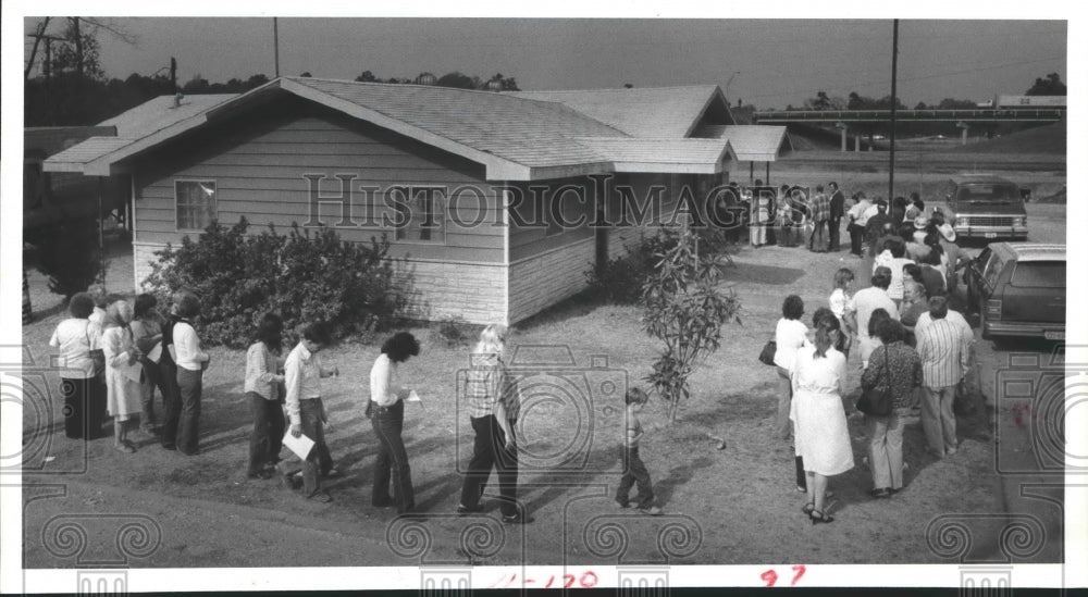 1984 Long Food Line at Vidor Community Center. - Historic Images