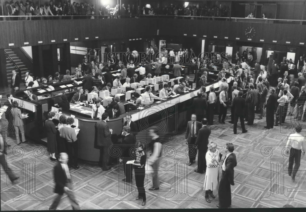 1984 Press Photo Busy Trading Floor in Frankfurt, Germany Stock Exchange. - Historic Images