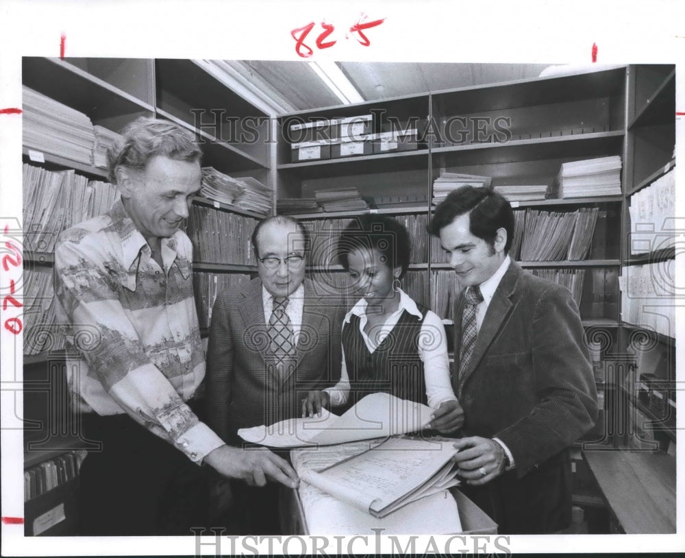 1981 Press Photo Sorting through medical records at Fourth Ward Clinic, Houston - Historic Images