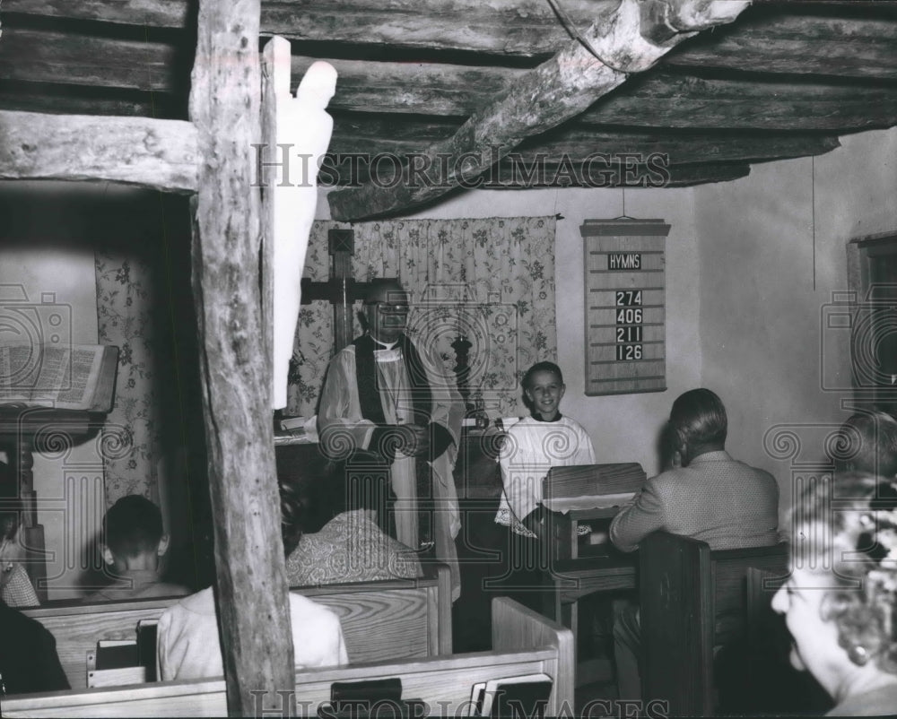 1963 Press Photo Rev. J. H. Townsend & Worshipers At Church, Fredericksburg, TX - Historic Images