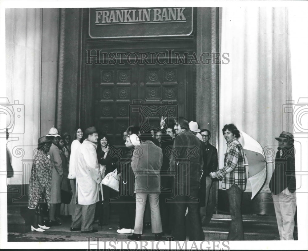 1975 Press Photo Crowds gather at Franklin Bank, Houston - hca19262 - Historic Images