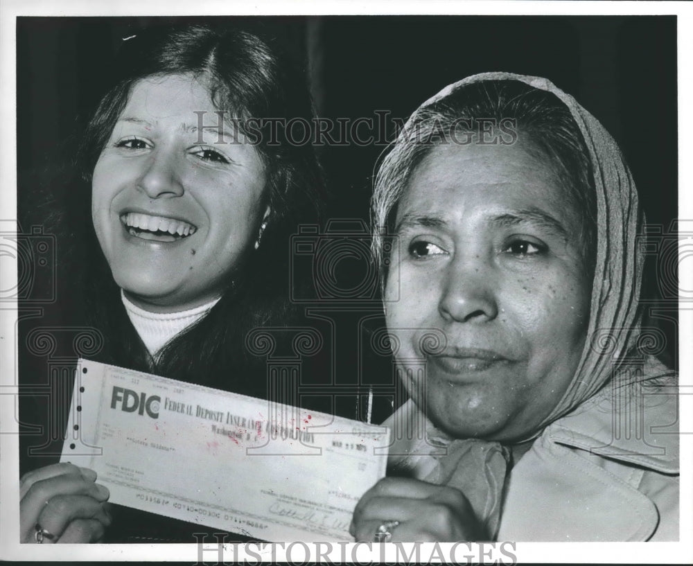 1975 Press Photo Ladies with check from Franklin Bank, Houston - hca19263-Historic Images