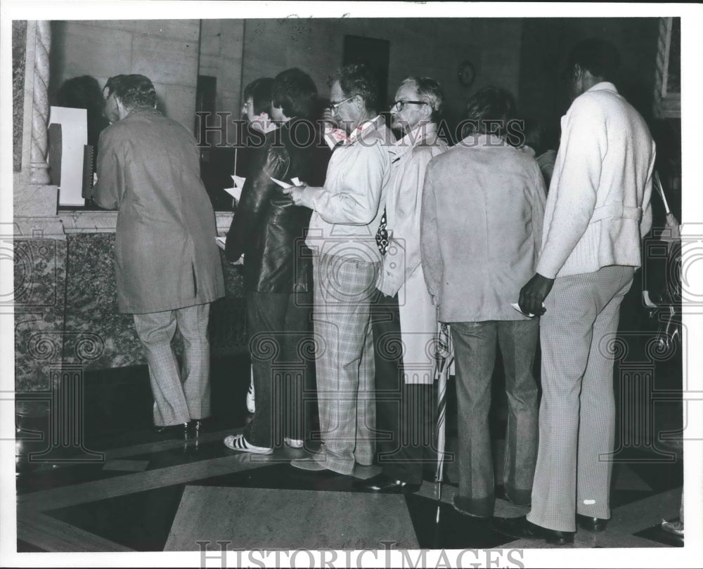 1975 Line at bank teller at Franklin Bank, Houston - Historic Images