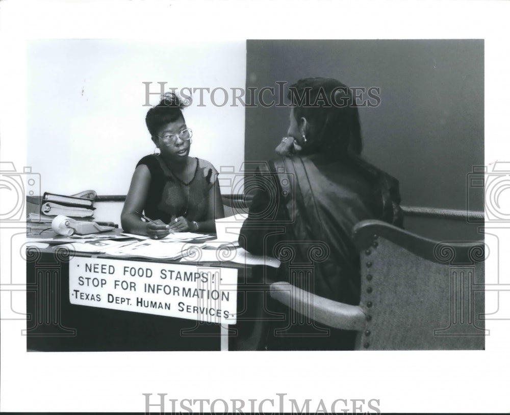 1989 Press Photo Cheryl Evans &amp; Hunger Outreach Worker at Fifth Ward in Houston - Historic Images