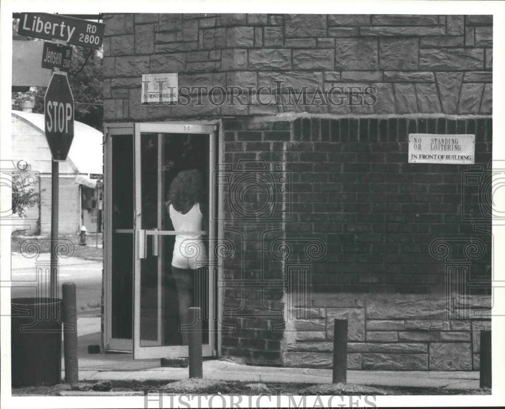 1984 Press Photo Lady in door of business at the Fifth Ward, Houston - hca19286 - Historic Images