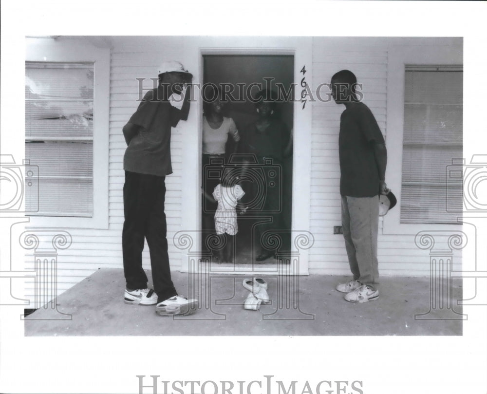 1988 Press Photo The Paige family at the new front door in Fifth Ward, Houston - Historic Images