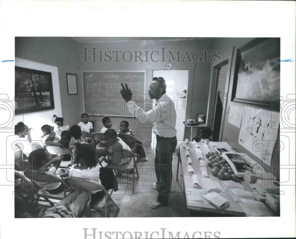 1989 Press Photo Robert Handy teaches children in the Fifth Ward, Houston - Historic Images