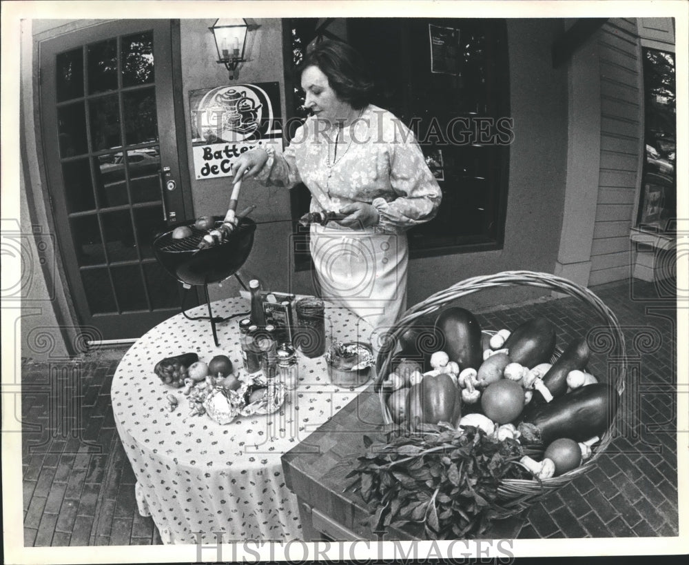 1979 Press Photo Cooking Food Instructor Jeanne Sanders Shows Grill Cookery. - Historic Images