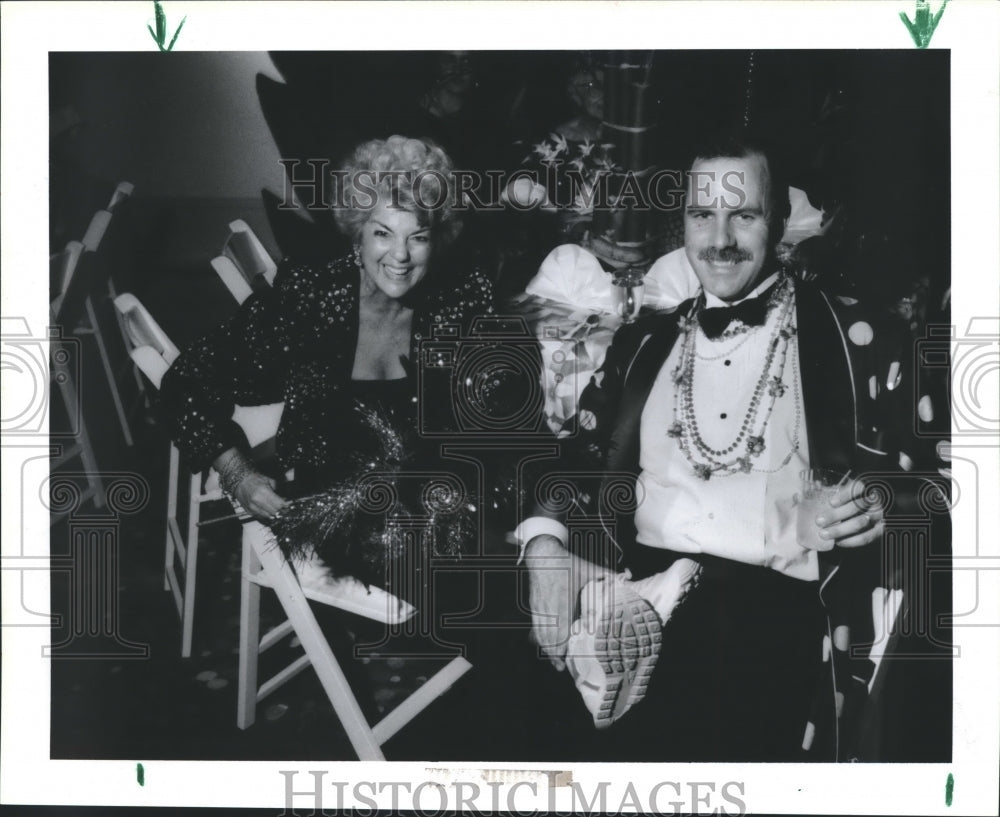 1987 Press Photo Annie Cater &amp; Gregg Fox take a rest at Galveston Mardi Gras - Historic Images