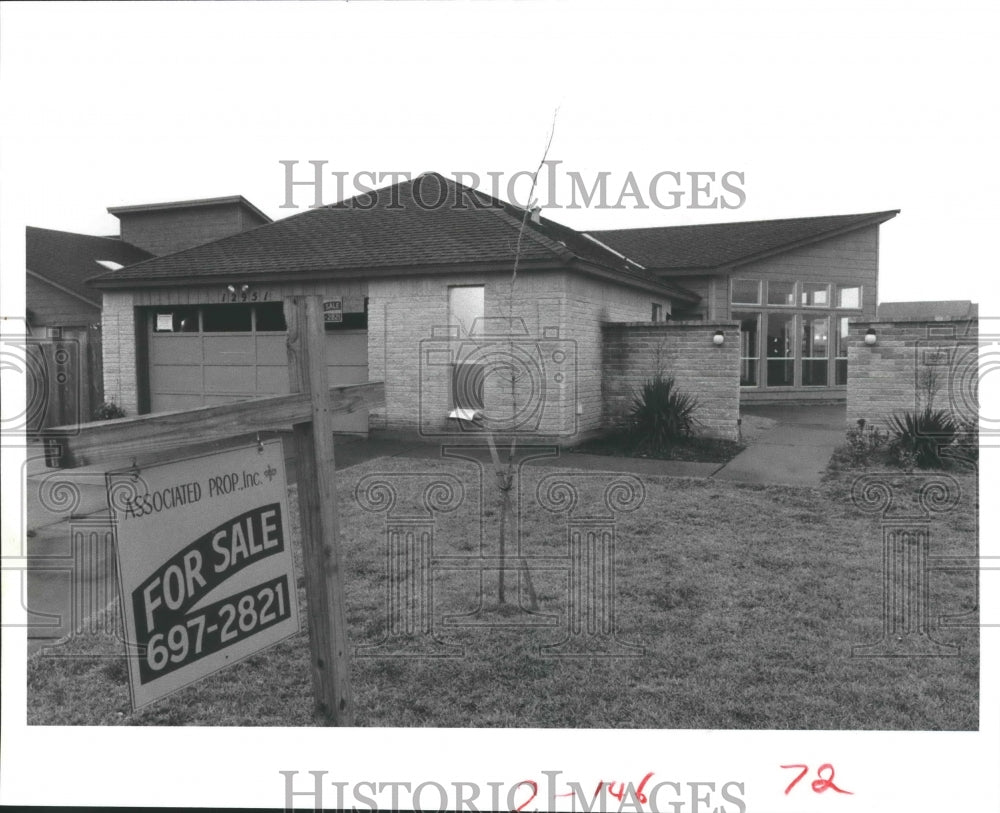 1984 Press Photo Fraud discovered when &quot;For Sale&quot; sign was posted in Houston - Historic Images