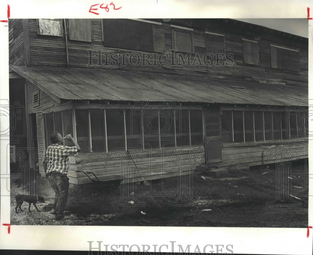 1990 Press Photo Fred Bailey sips a soda at his Fish Camp in Bridge City, Texas - Historic Images